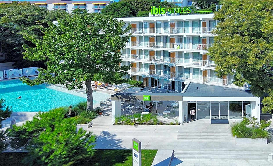 ibis Styles Golden Sands Roomer Hotel