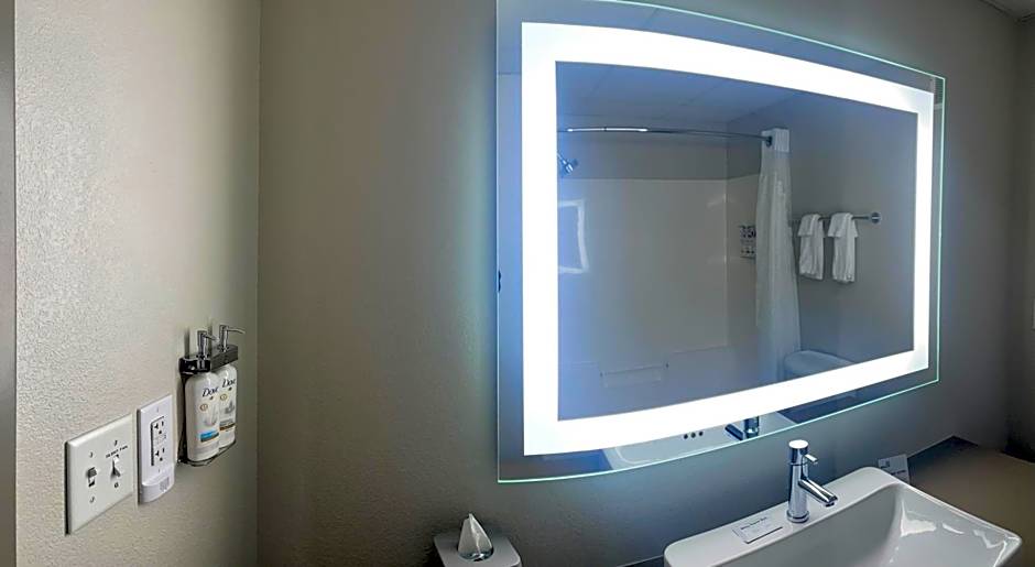 Holiday Inn Express & Suites Marquette By IHG