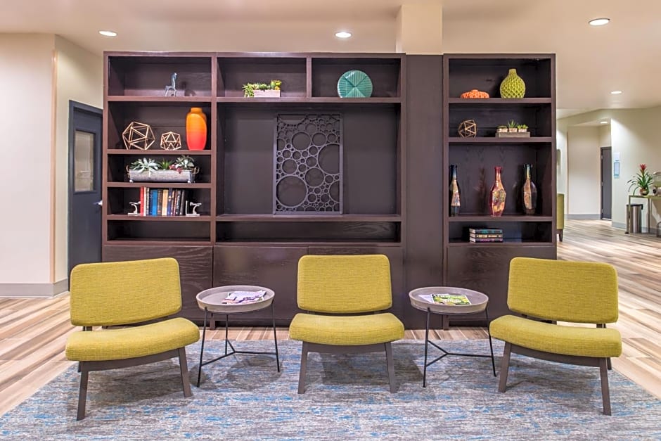 Holiday Inn and Suites Addison, an IHG Hotel