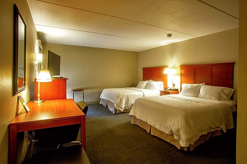2 Queen Beds, Hearing/Mobility Accessible — 3 fotoğraftan 1. fotoğraf