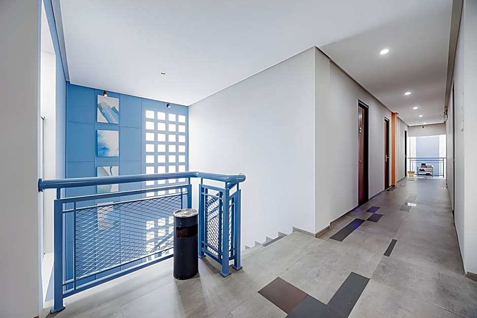 RedDoorz Plus near Radio Dalam 3