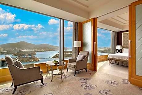 Horizon Grand Premier King Room with lake view