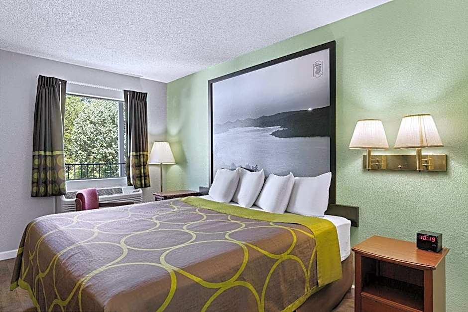 Super 8 by Wyndham Branson / Shepherd of the Hills Exwy