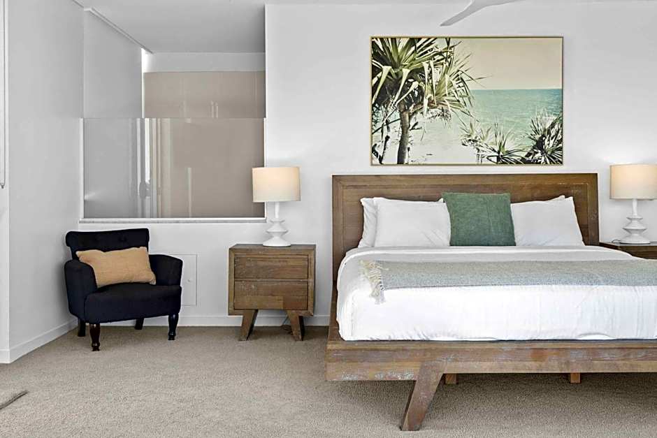 Absolute Beachfront Marcoola - Private Pool - Private Spa Bath - Games