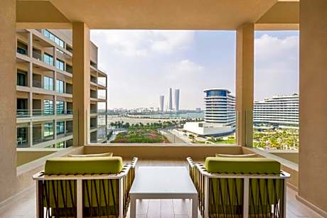 One-Bedroom Superior King Suite Apartment with Balcony and City View