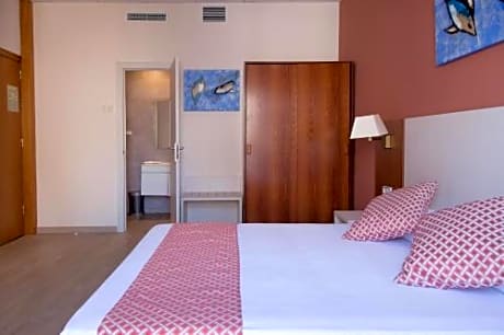 Double or twin room with 2 Extra Beds (2 Adults + 2 Children)