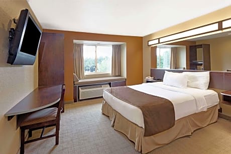 1 Queen Bed Deluxe Room Non-Smoking