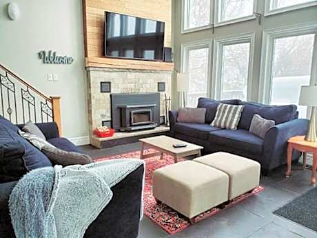 Executive-BBQ-Full-Kitchen-Washer-Dryer-Sauna-Backyard-Parking-Air-Conditioning