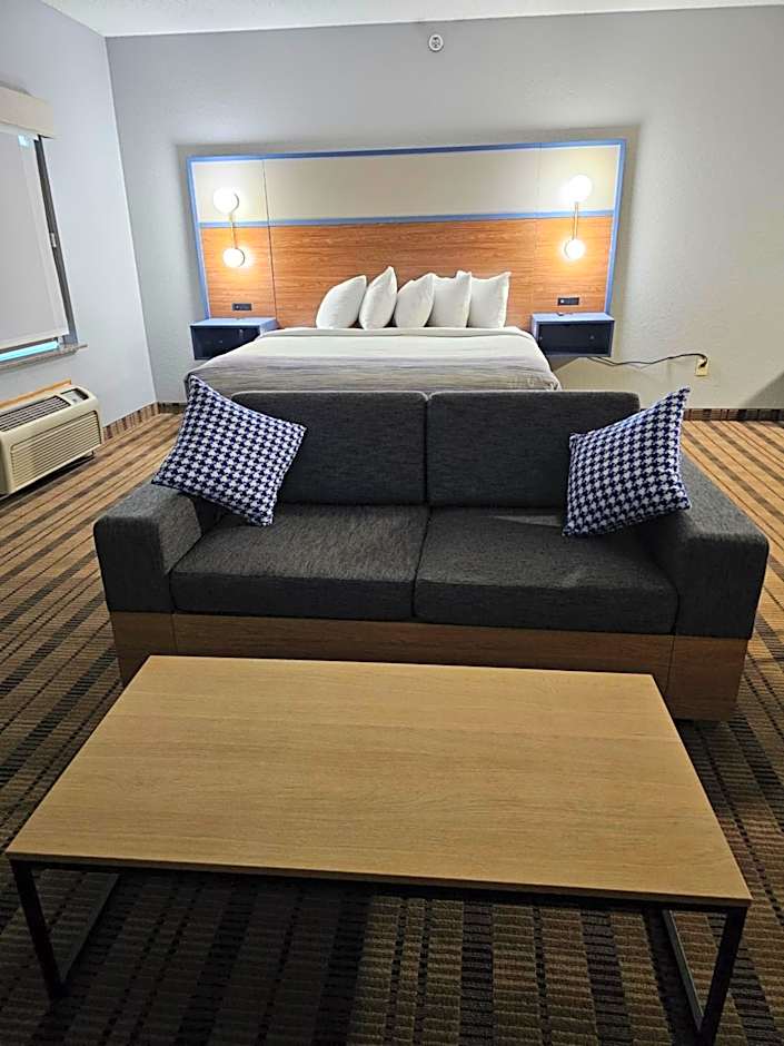 Photo 1 of 7 of 1 King Bed with Sofabed, Jetted Tub