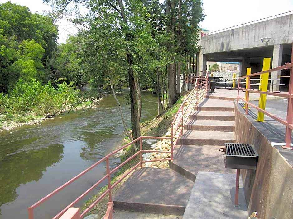 River Bend Inn - Pigeon Forge