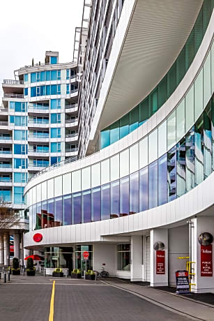 Pinnacle Hotel At The Pier