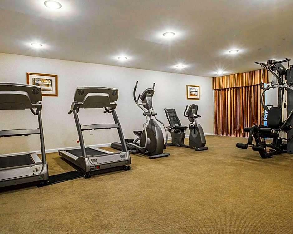 Clarion Inn & Suites At The Outlets Of Lake George