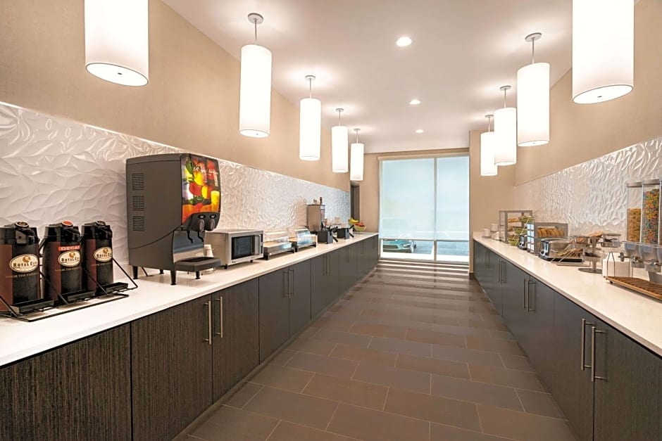 La Quinta Inn & Suites by Wyndham Cleveland
