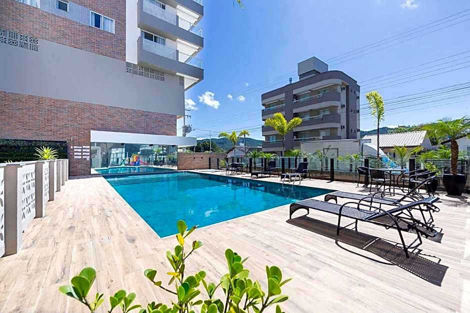 Terrazzo 401A - Apartamento 02 suítes - Acomoda até 05 pessoas - À poucos metros da praia de Bombas - (Consultar serviços de roupa de cama e banho)