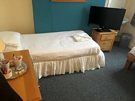 Single Room with Shared Bathroom