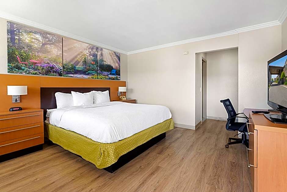 Photo 1 of 1 of Deluxe 1 King Bed