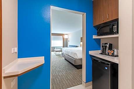 1 King Bed Standard Comm Access