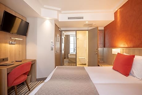 TWIN ROOM