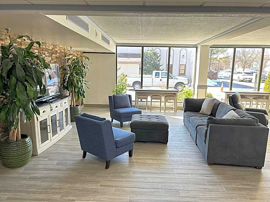 Clarion Inn & Suites Grand Rapids Airport