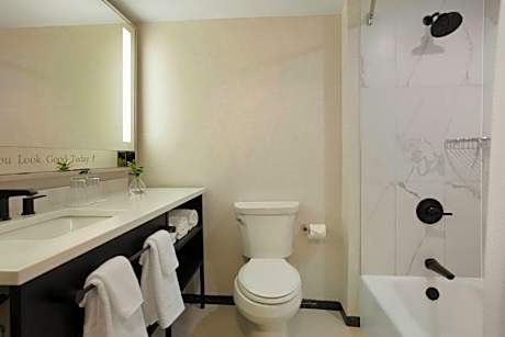 Club Room, 1 King Bed (Mobility Accessible, Tub) (1 King Bed)