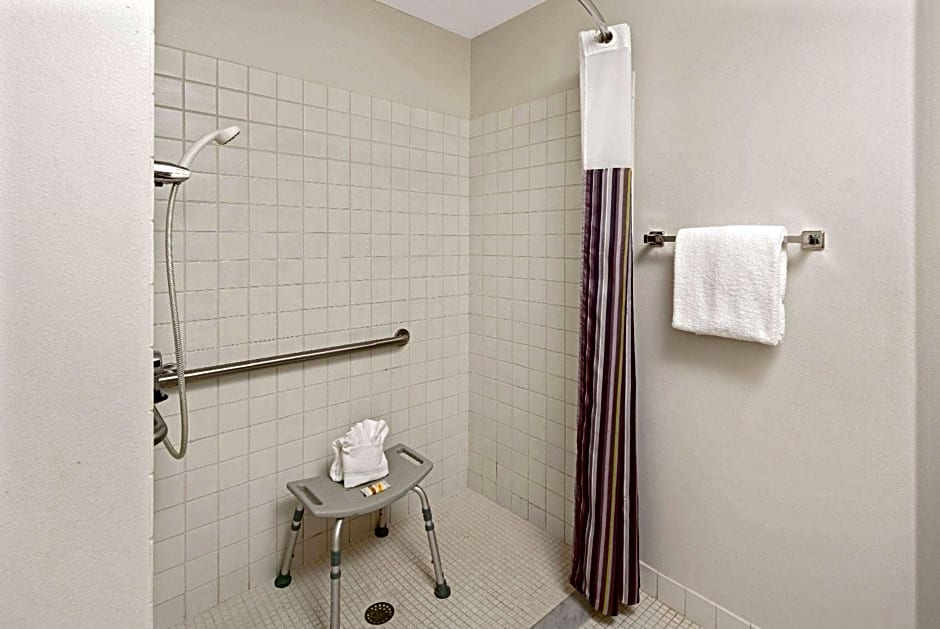 La Quinta Inn & Suites by Wyndham Naples East - I-75