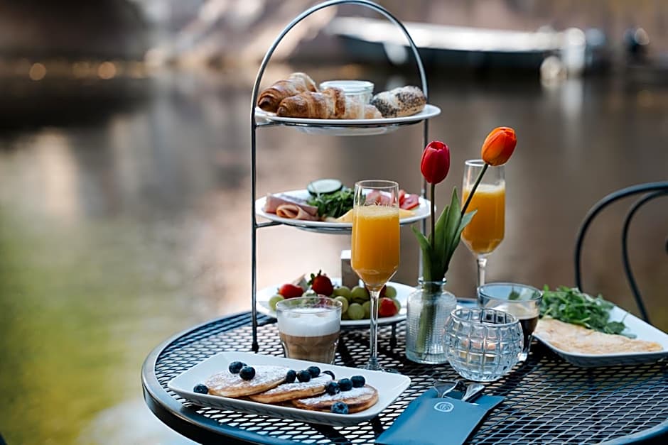Amsterdam Canal Hotel