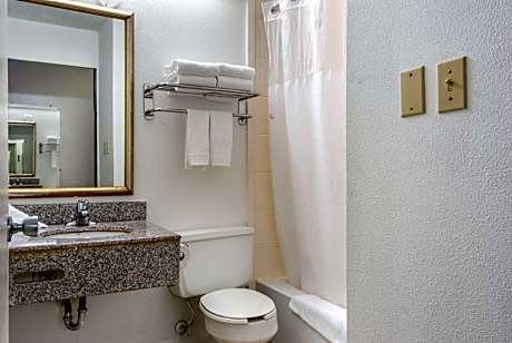 2 Queen Beds, Smoking