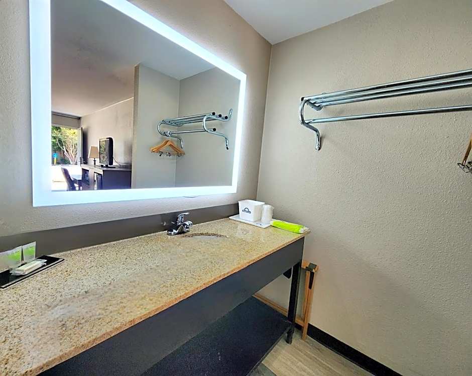 Days Inn by Wyndham Seguin TX