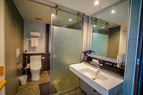 Deluxe Double - 1 King Bed