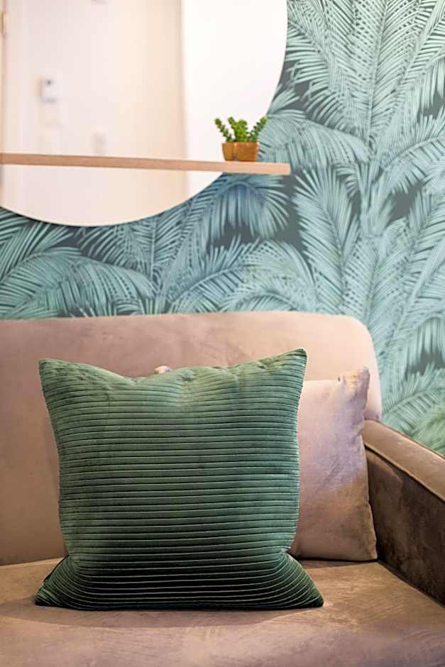 Studio Palms Steps from JeanTalon Market Full Bath by Den Stays