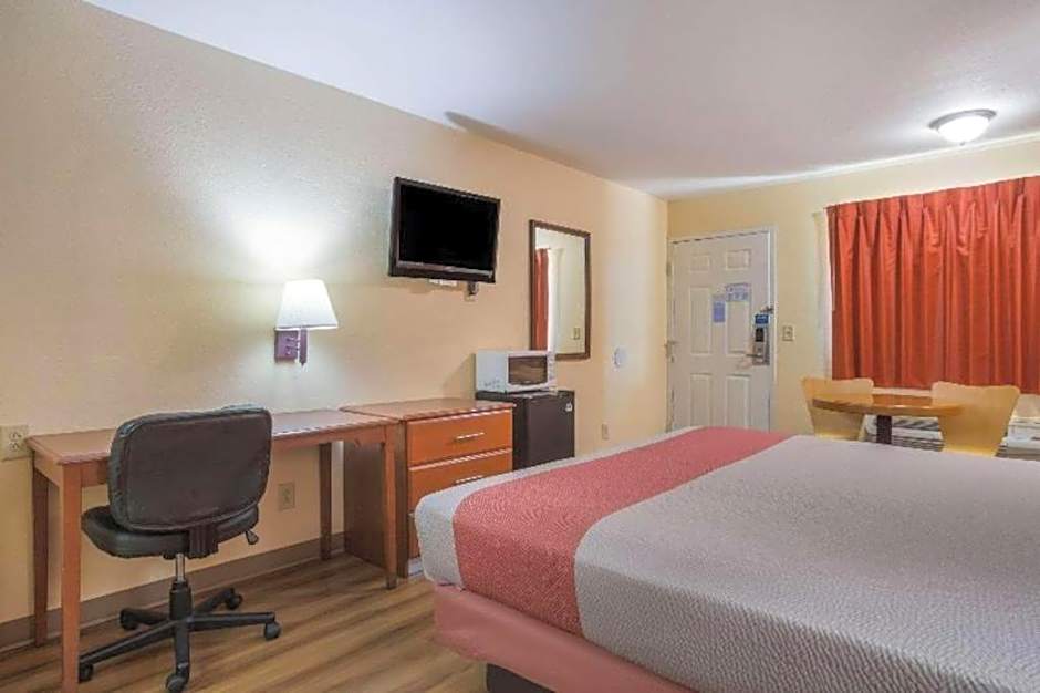 Rodeway Inn & Suites – Macon, GA