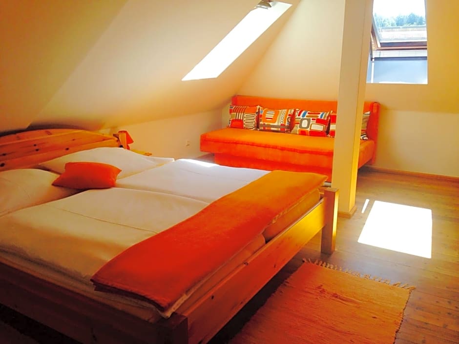 Pension Am Campus Velden – Velden, CA