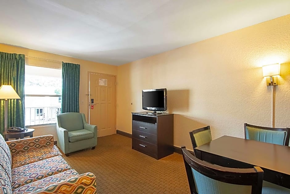 Econo Lodge Inn & Suites Clearwater Central