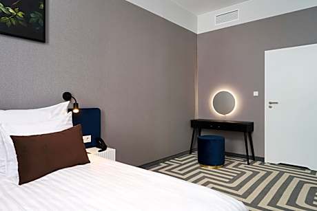 Queen Suite with Sofa Bed and City View - Non-Smoking