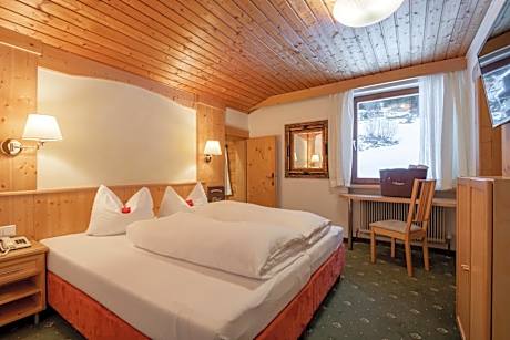 Family Room (2 Adults + 2 Children)