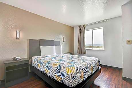 1 Queen Bed | Mobil Access Tub Nsmk Micfridg