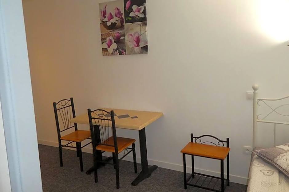 eTANIT ! Parking VélO, Etape Bicycle - 1mn a toute Connection Bus,Train et Aéroport - Calme Plein Centre de Beziers pour visiter,manger - Chambres Climatisées, Spacieuses Amenagees pour Singles, Couple, et ou Familles - Consigne et Petit Dej en plus