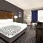 La Quinta Inn & Suites by Wyndham Mercedes Outlet Mall