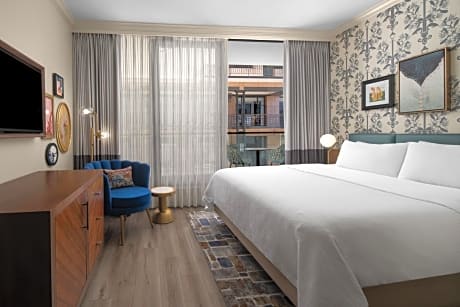 1 King Bed Premium City View
