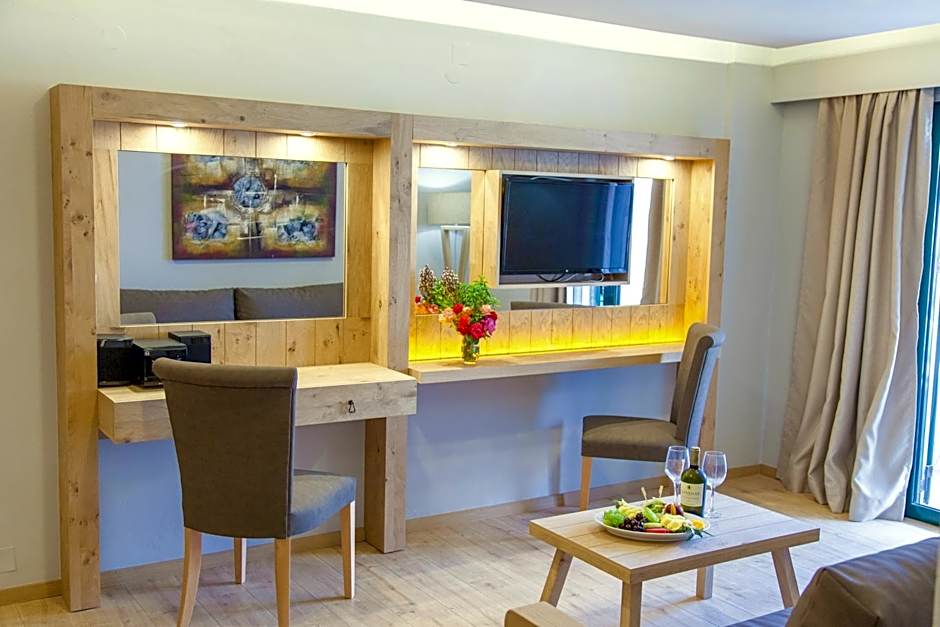 Elmi Beach Hotel & Suites