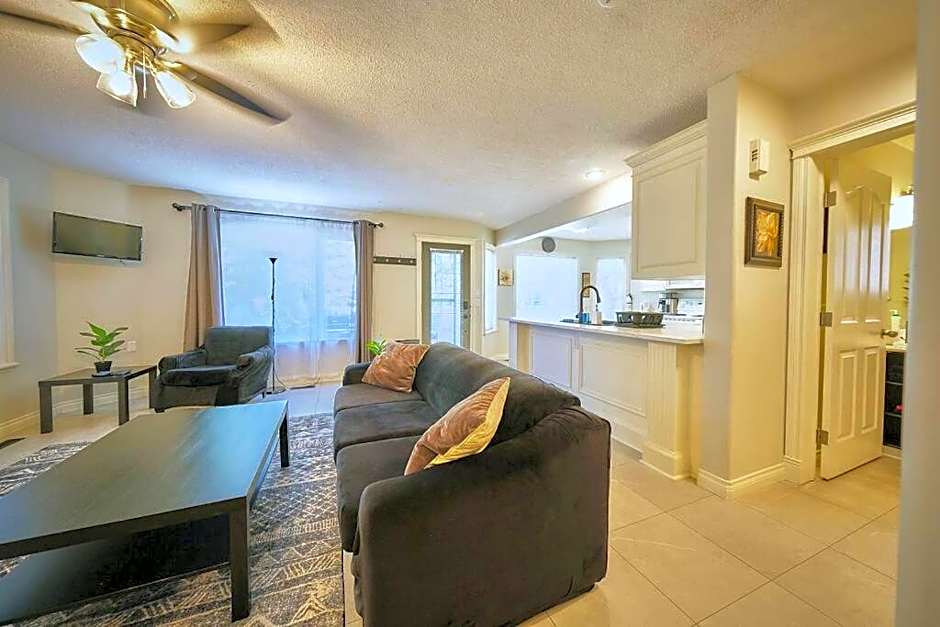 Casa Pura Vida Hot Tub, Pool & Ping Pong Tables w Backyard & BBQ Come stay