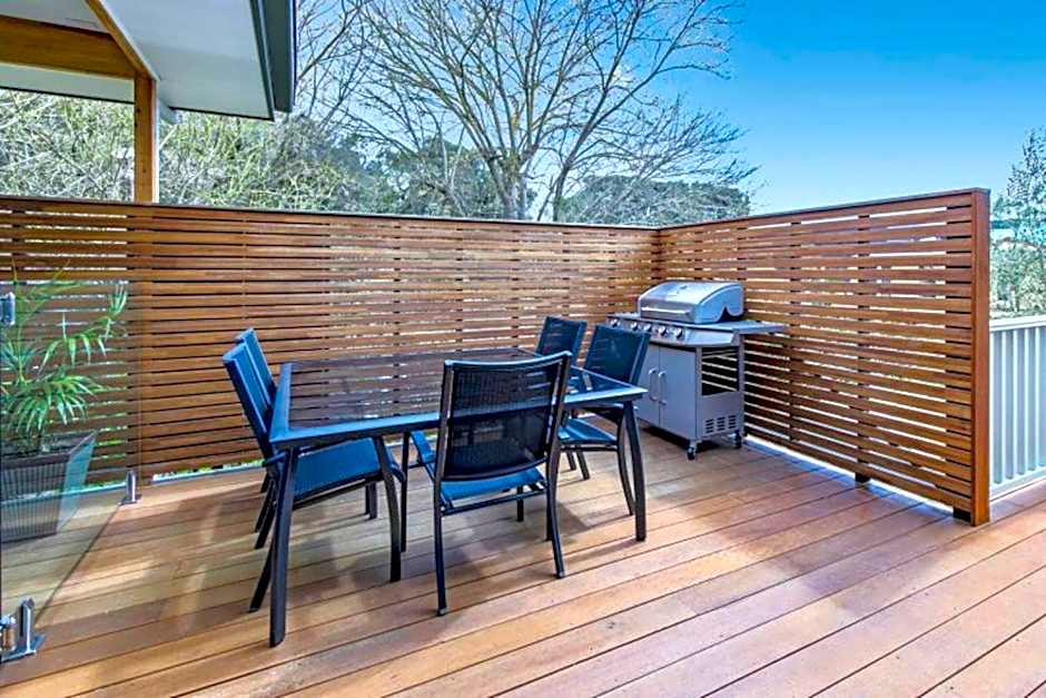 HALE KUPA Rye Beach House Spa Table Tennis