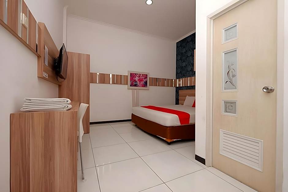 RedDoorz near Plaza Simpang Lima