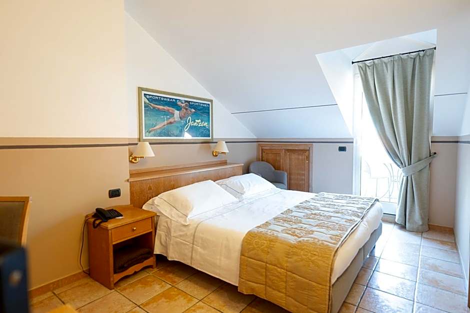 Photo 1 of 7 of 1 Double Bed or 2 Beds, City View