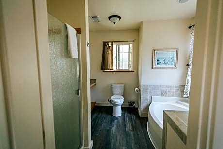 Standard One King Cottage with Jetted Bathtub