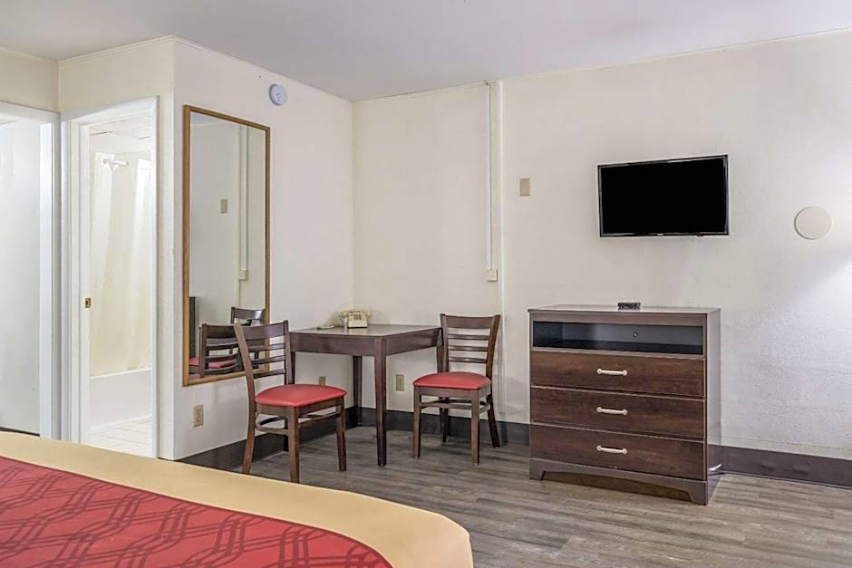 Photo 1 of 4 of 1 King Bed, Nonsmoking, Ground Floor
