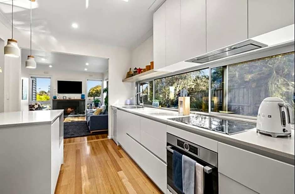 Torquay Springs with pool 600m to beach