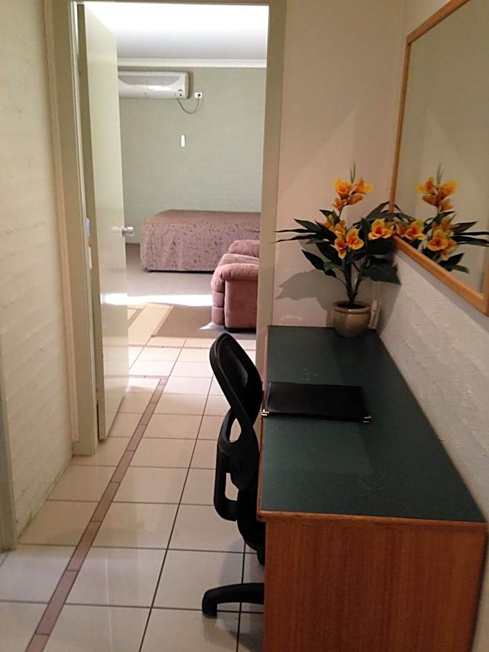 Francis Phillip Motor Inn and The Lodge