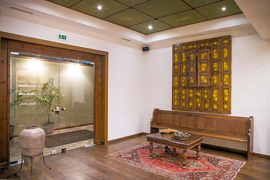 Country Club Hotel & Suites