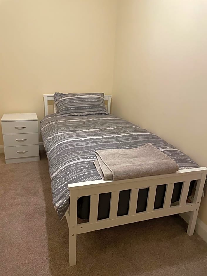 Private Rooms In A Cheerful 4-Bedroom Town House